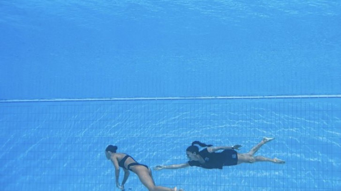 Se desmaya nadadora en plena competencia, entrenadora salta a rescatarla
