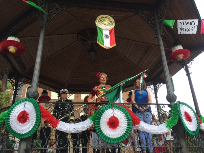Mexicanos en España dan el "Grito de Independencia"