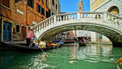 Multan a turistas por nadar desnudos en canal de Venecia