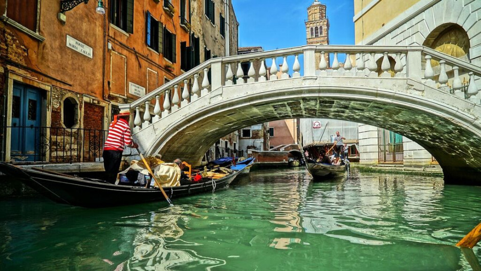 Multan a turistas por nadar desnudos en canal de Venecia