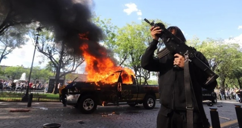 Queman a policía durante protestas por Giovanni en Guadalajara 