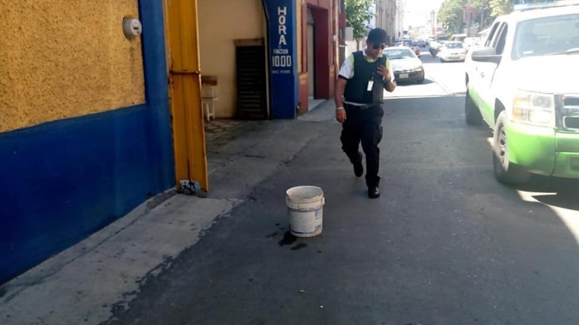 Retira tránsito objetos para separar estacionamientos