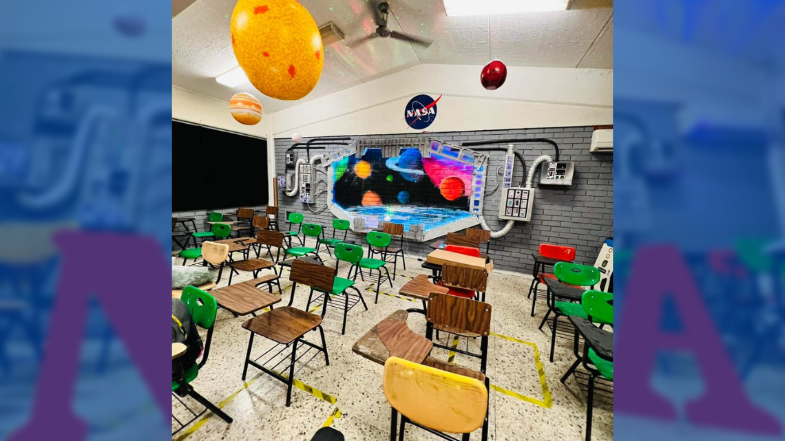 Todos a bordo: El Profe Chido decoró su salón de la NASA para estudiantes