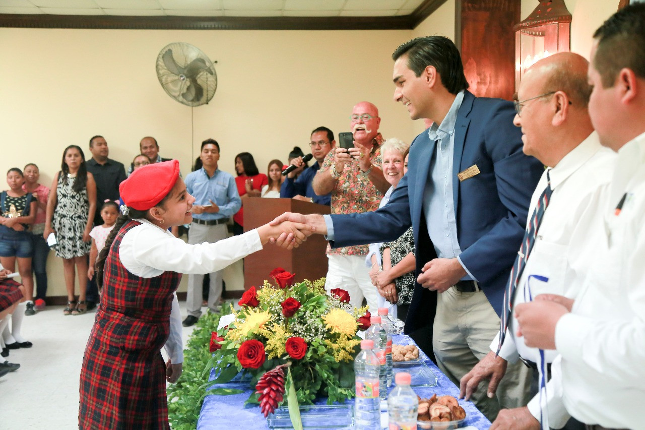 Carlos Peña Ortiz apadrina a 60 alumnos de la Primaria “General Ignacio Zaragoza” 