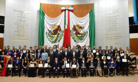 Tamaulipas otorga máximo reconocimiento a la juventud 