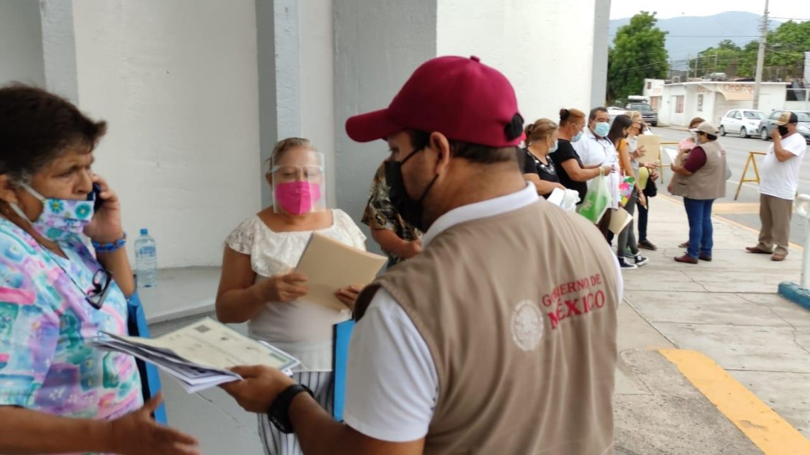 Largas filas para la incorporación al programa 65 y más  