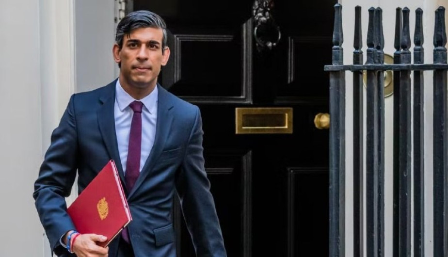 Designa Partido Conservador a Rishi Sunak como nuevo primer ministro de Reino Unido; Asumiría el cargo el martes tras diálogo con el Rey