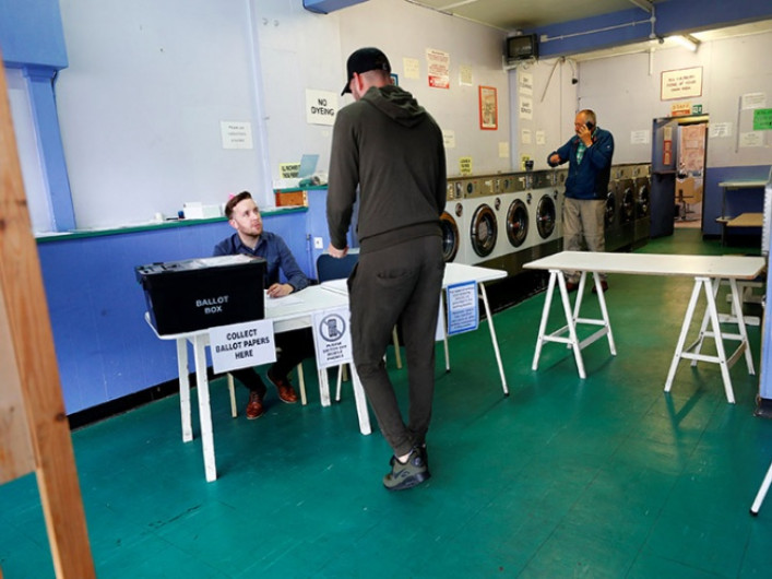 Conservadores de Therasa May, pierden la mayoría absoluta 