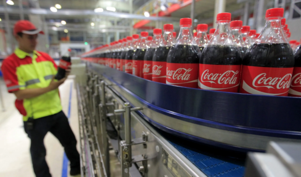 Anuncia Coca- Cola suspensión de operaciones en Rusia 