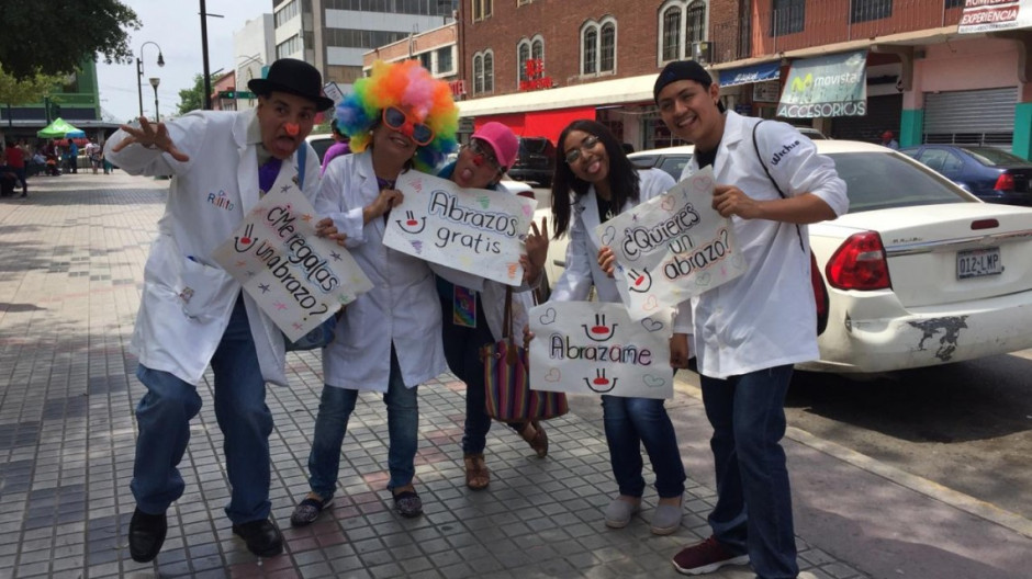 Regalan abrazos para contagiar alegría  