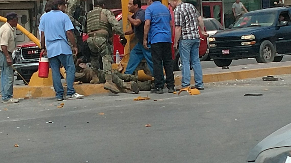 Vuelca camioneta de marinos en Río Bravo