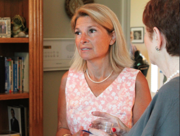 Por acusaciones de acoso sexual, candidata se retira