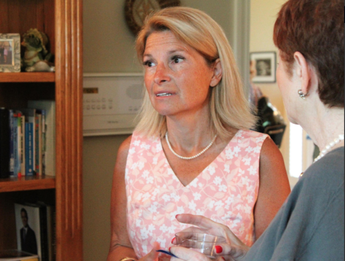 Por acusaciones de acoso sexual, candidata se retira