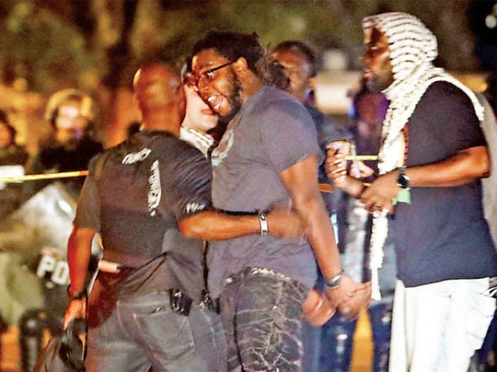 Un muerto y 25 heridos tras disturbios en Tennessee