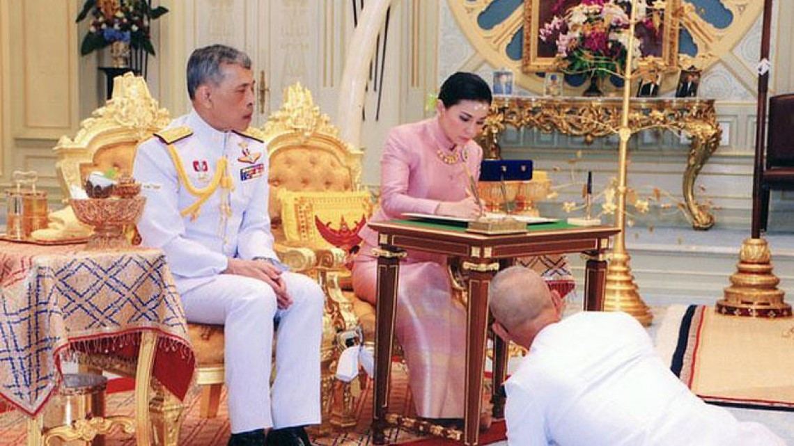 El rey de Tailandia se casa con su guardaespaldas