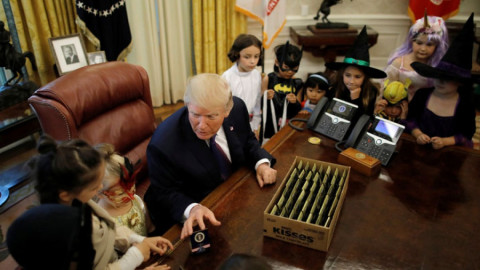 Trump reparte dulces y arremete contra la prensa