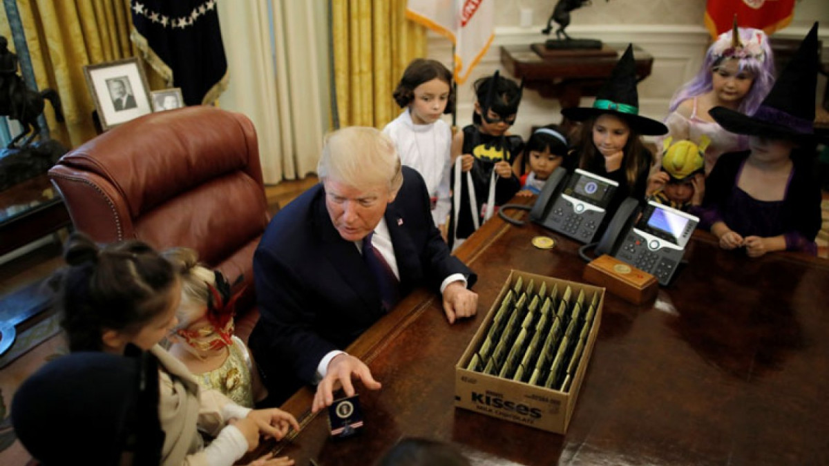 Trump reparte dulces y arremete contra la prensa