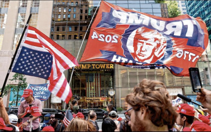 Bandera de EU invertida reaparece en protestas tras veredicto de culpabilidad de Trump