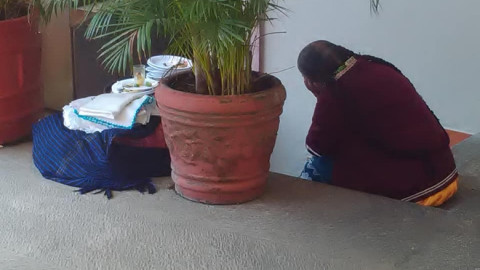 Captan a artesana triste por no vender sus artesanías