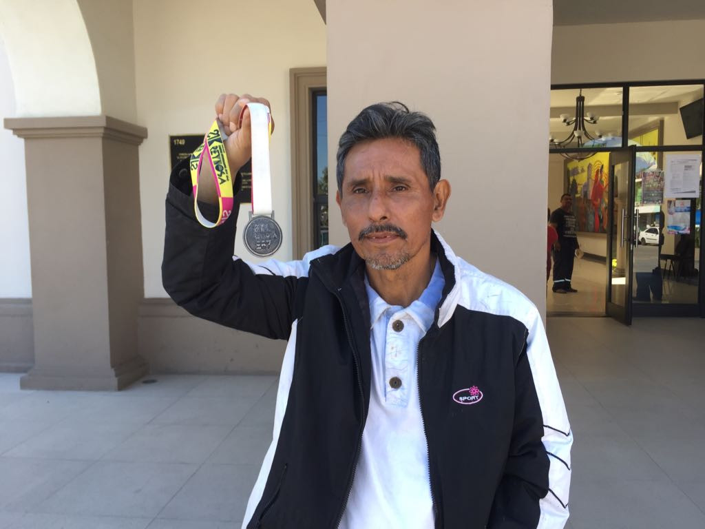 Deportista busca apoyo para participar en maratón.