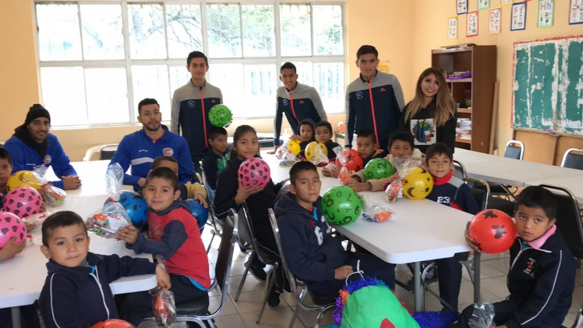 Dibujan sonrisas a pequeños