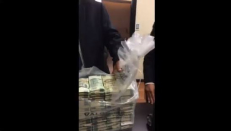 Revelan vídeo en el que un supuesto funcionario de Pemex entrega efectivo a Rafael Caraveo, ex secretario del Senado