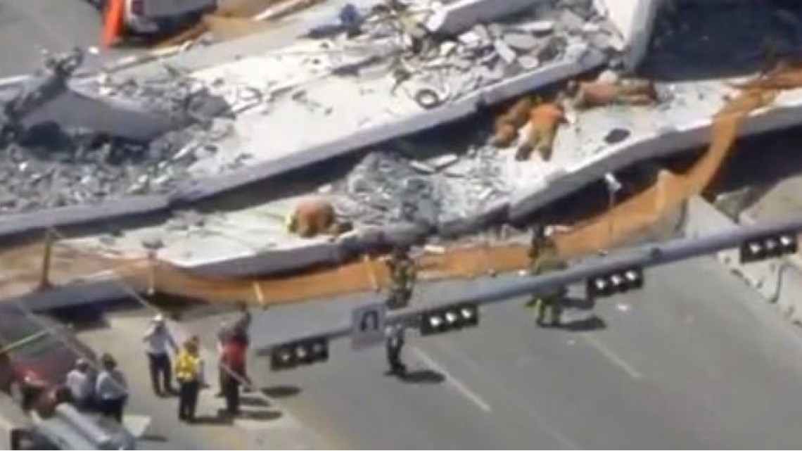  Puente peatonal colapsa y cae sobre autos en Florida