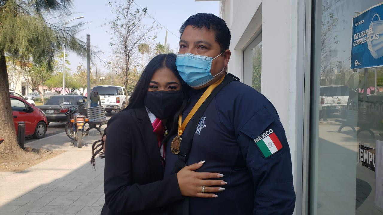 Sorprende a su padre con título y medalla de excelencia 