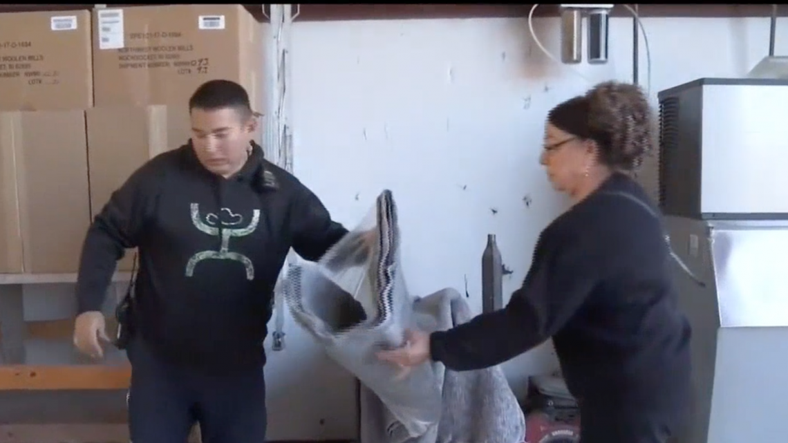 Por bajas temperatura entregan cobijas a familias de La Joya y La Havana