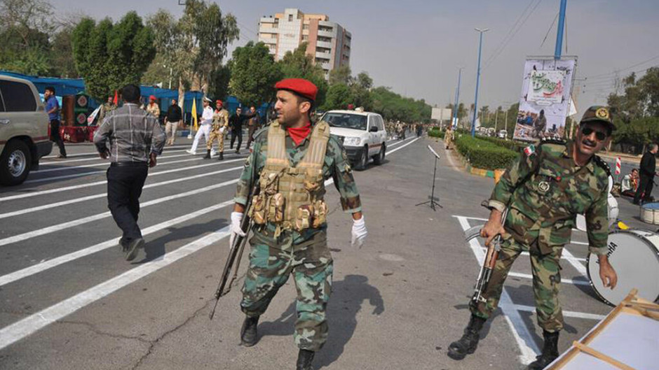 Ataque suicida en Irán deja 20 guardias muertos