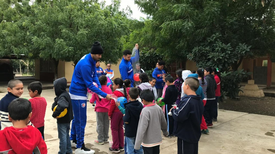Dibujan sonrisas a pequeños