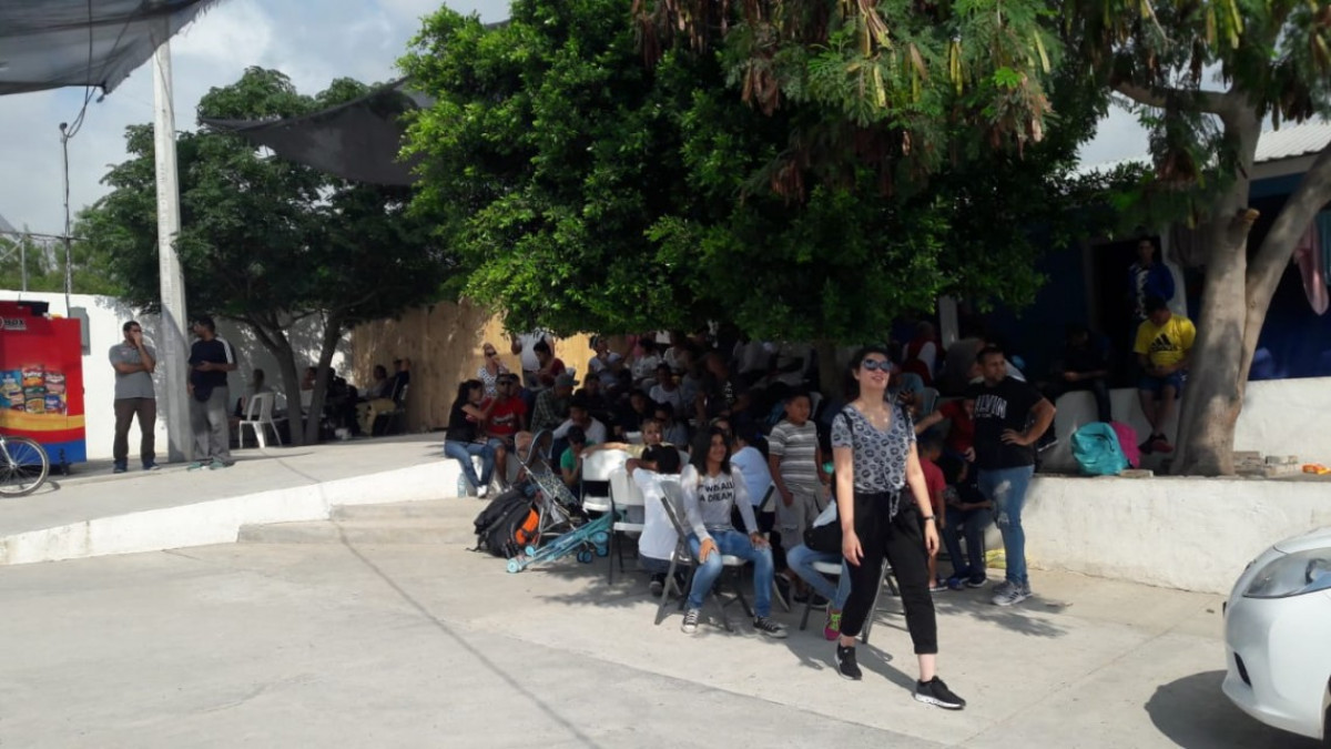 Migrantes buscan trabajos temporales mientras resuelven asilo