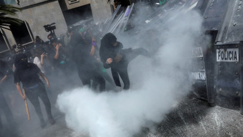 Mujeres marchan a favor del aborto, policías les impiden llegar al zócalo capitalino