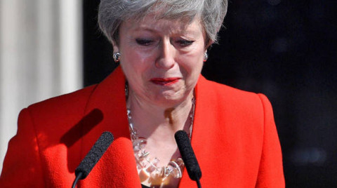 Firma Theresa May su carta de renuncia