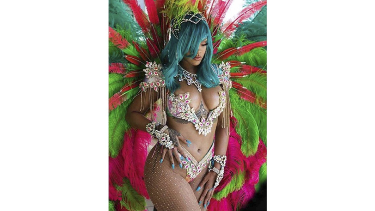 Rihanna estrena look en el carnaval de Barbados