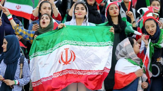 Mujeres iraníes hacen historia al entrar a estadio de futbol 