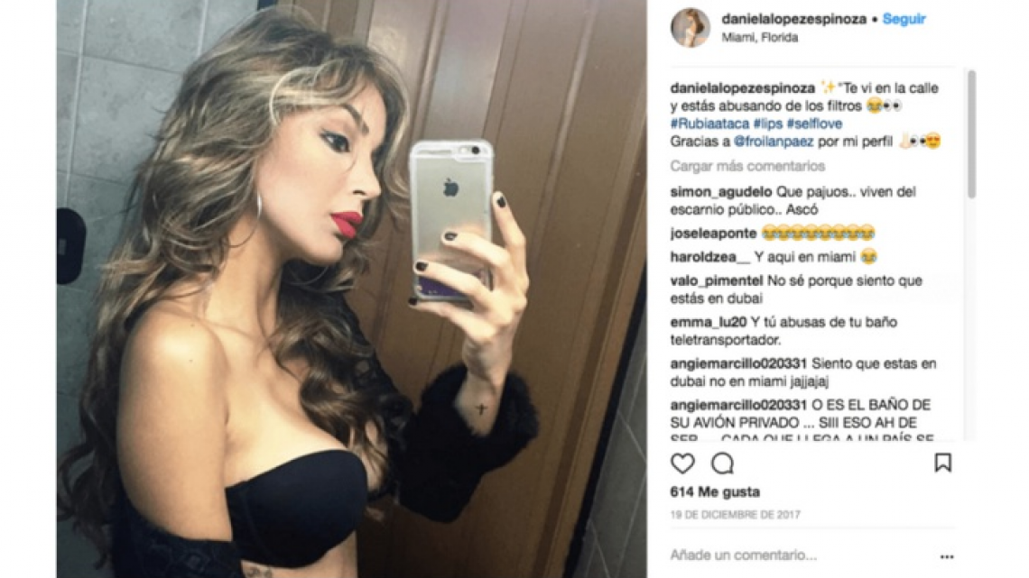 La hacen viral por viajar en su baño por el mundo