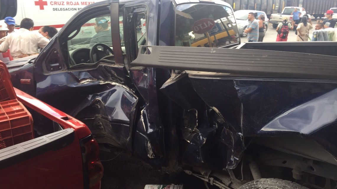Camioneta quiso ganarle a tren y este la avienta 