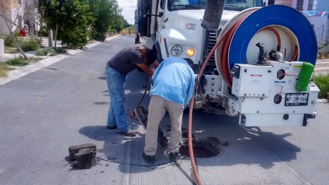 Comapa trabaja con equipo vactor