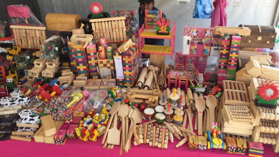 Artesanos exponen su arte en espacios públicos de la zona sur.