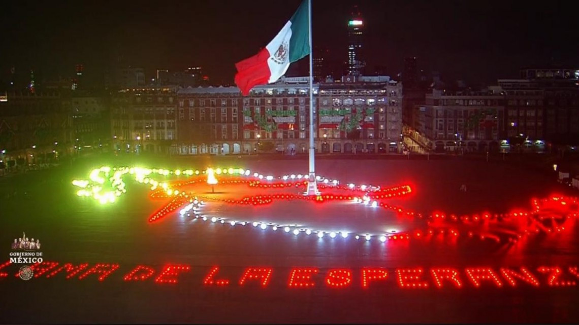 Celebran grito de independencia ante un Zócalo vacío