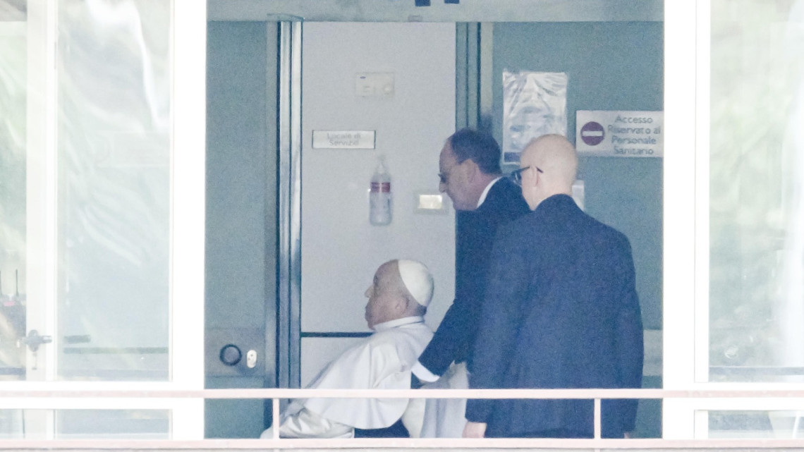 Papa Francisco abandona el hospital y reaparece en público