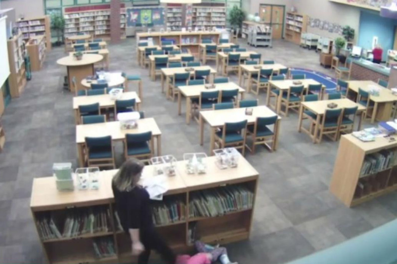 Maestra es despedida por golpear a alumna