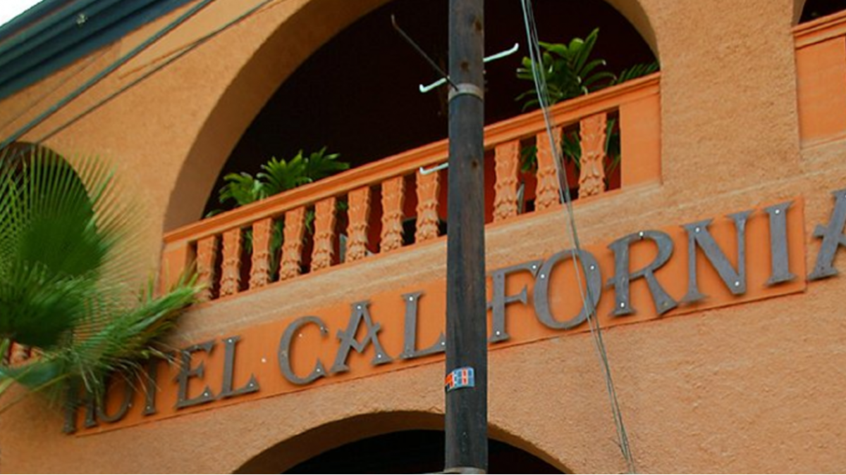 Eagles denuncia hotel en México por usar nombre de "Hotel California"