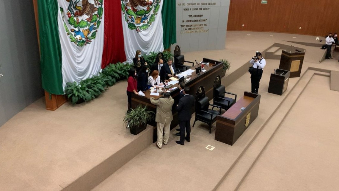 Castigarían a diputados que anden de “peleoneros” en tribuna