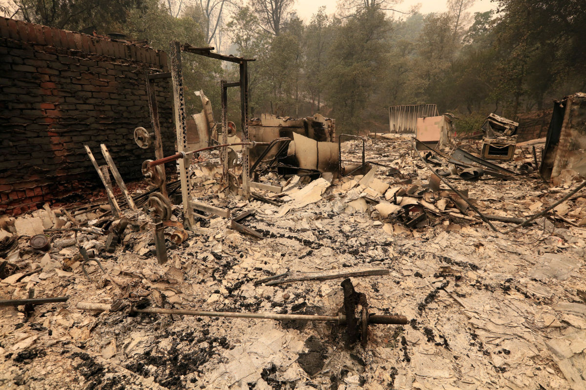 Al menos 8 muertos por incendios en California