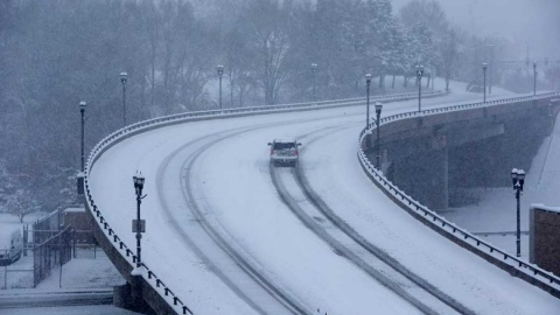 Un muerto y gran caos deja tormenta invernal