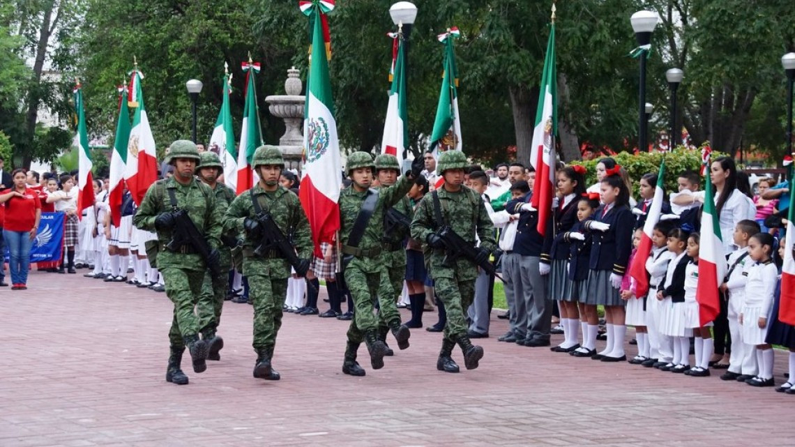 Conmemora alcaldesa el Día de la Bandera 