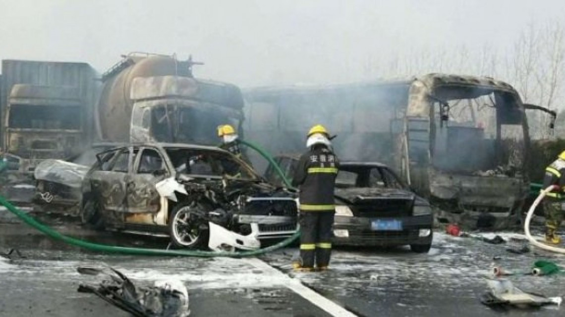 Al menos 18 muertos deja accidente en autopista en China 