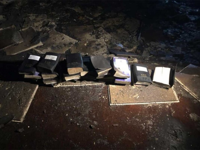 Biblias y cruces intactas tras demoledor incendio